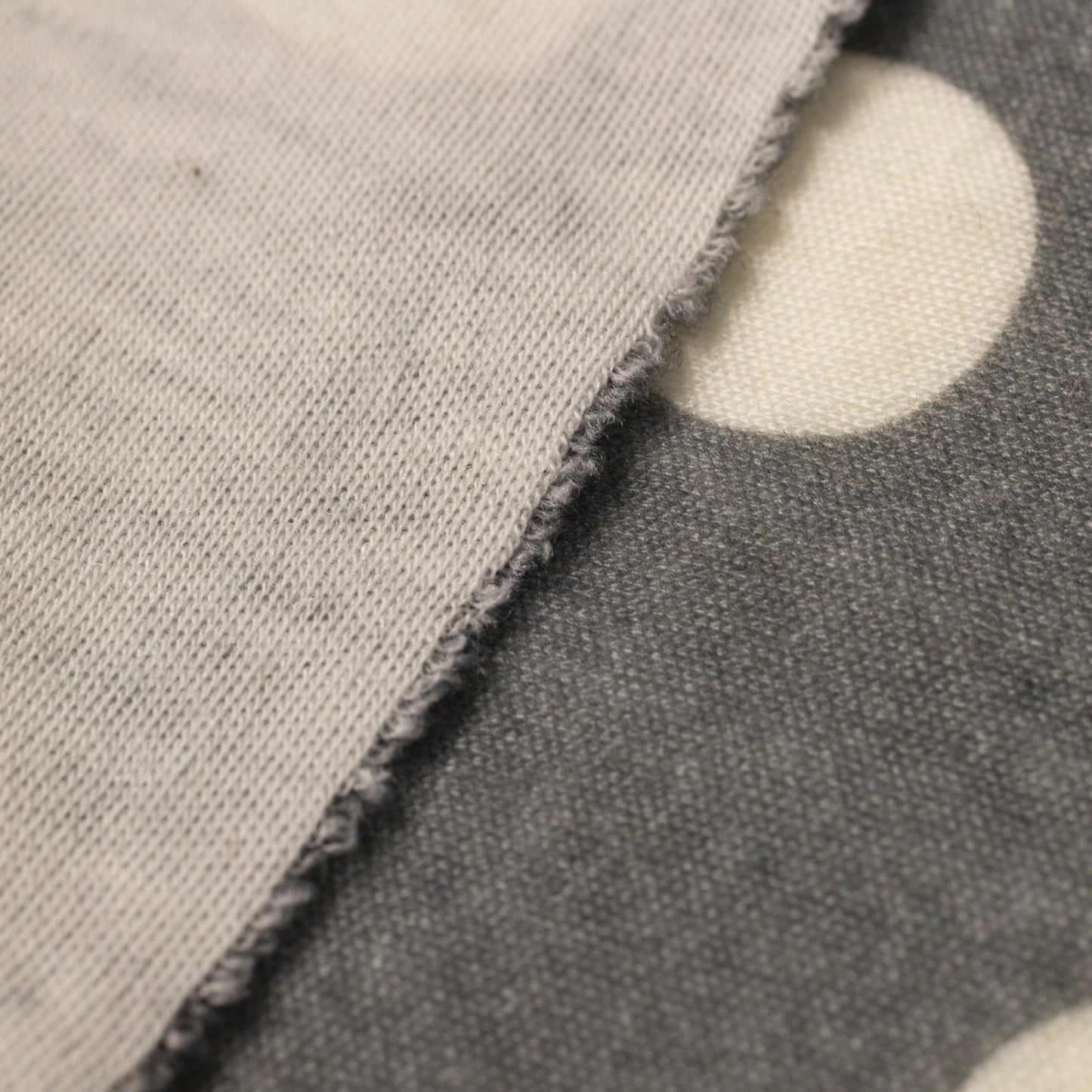 100% MERINO INTERLOCK DRUK SZARE GROCHY