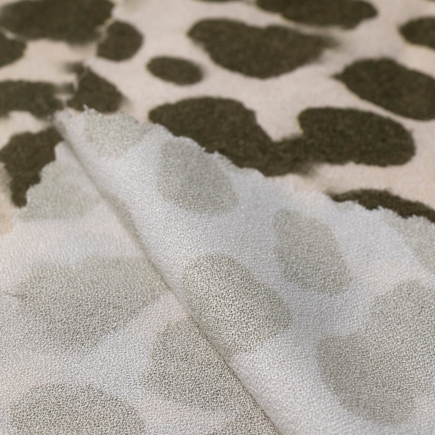 TKANINA 100% WISKOZA - ZIELONE CĘTKI - 02